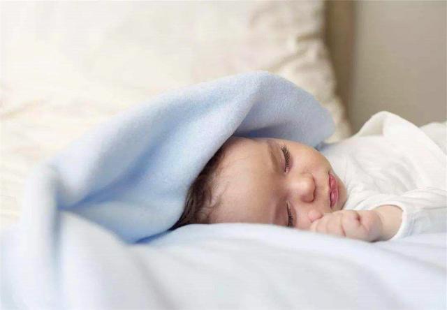 新生兒什麼時候可以用枕頭？註意這個時間否則不利於脊柱發育