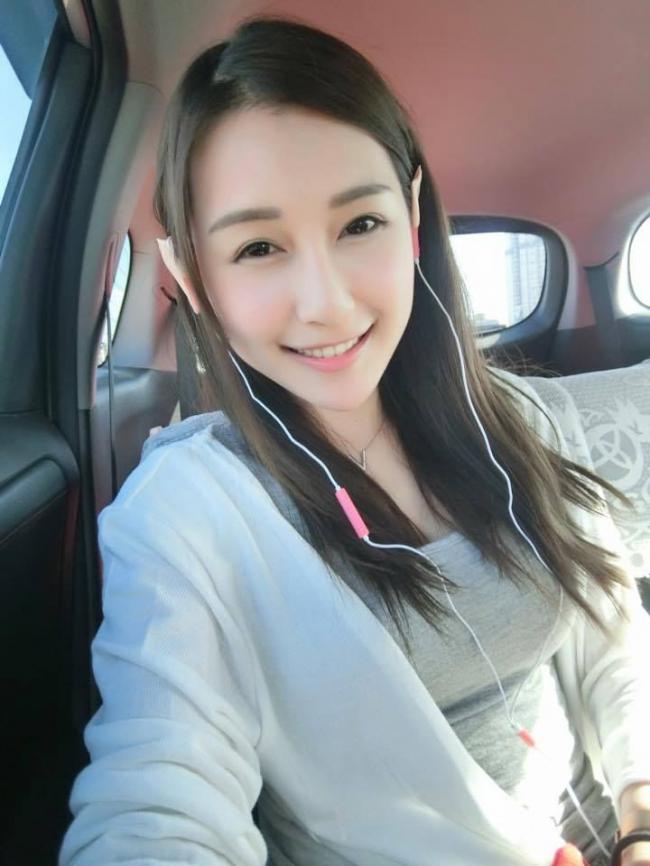 臺灣正妹網紅陳樂樂，被網友們稱呼為“微笑女神”